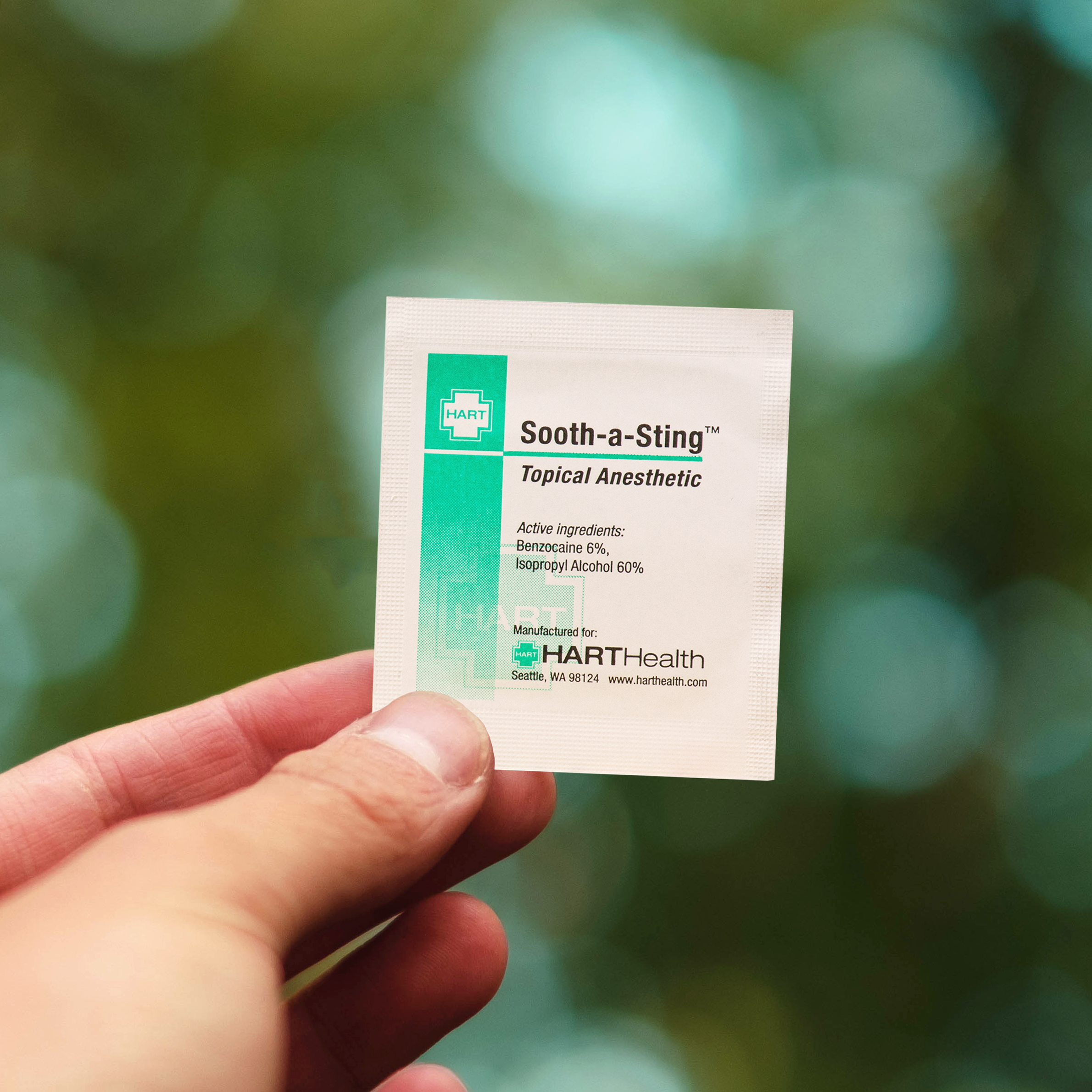 Sooth-a-Sting Wipes Sooth-a-Sting Wipes will give instant relief from the uncomfortable pain and itching caused by bug bites or stings.  Active ingredients are benzocaine 6% w/v, and 70% isopropyl alcohol Easy-to-use Foil packed wipe